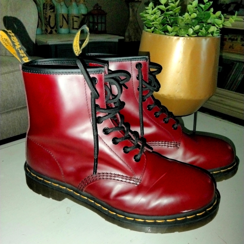 Doc Marten 1460 smooth cherry color lace up leather boots. Classic 8 eye lace up